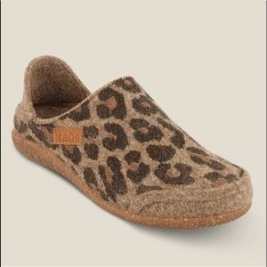 Taos Convertawool Loafers size 9-9 1/2